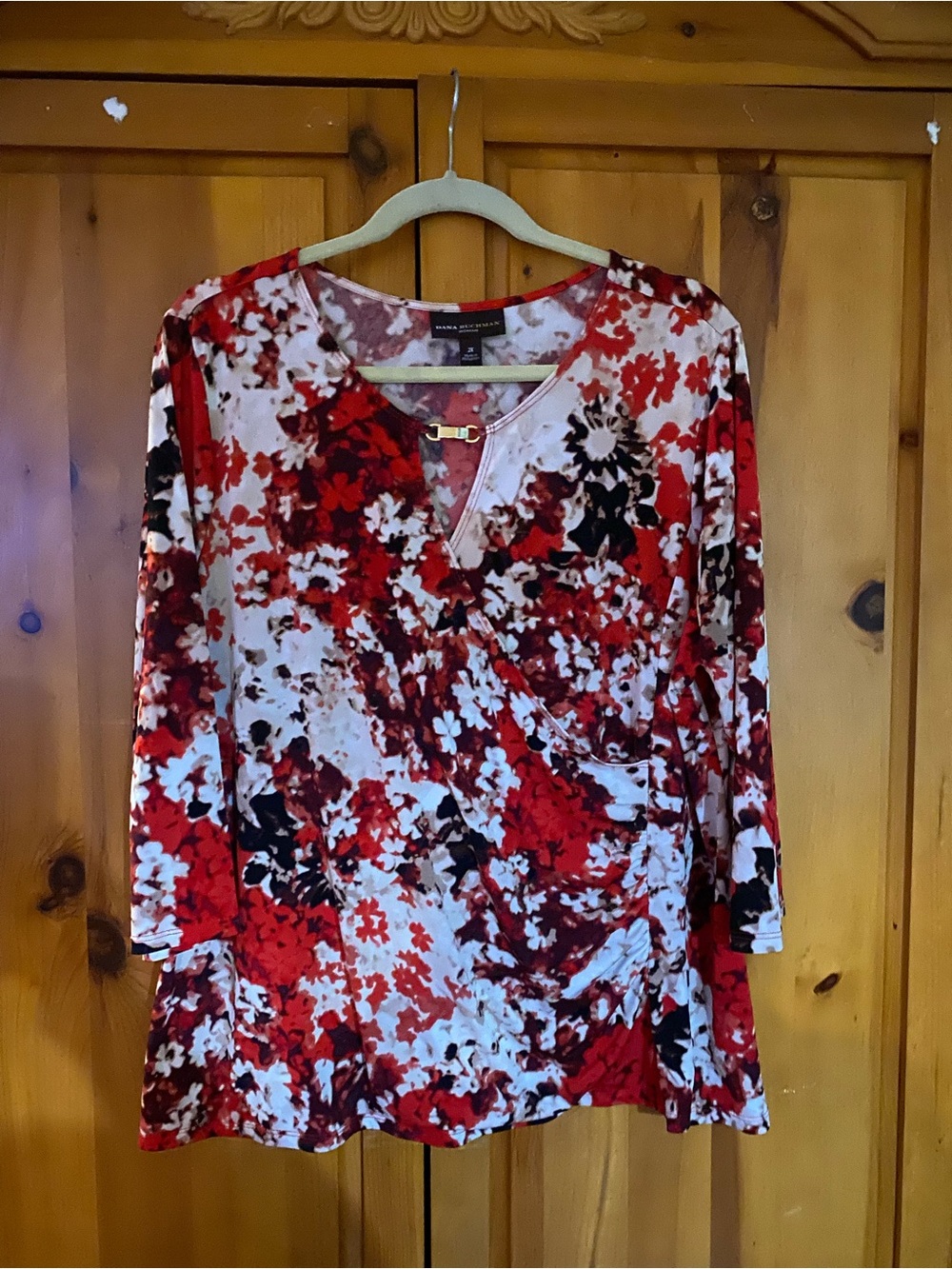 Dana Buchman Red, Black & White Floral V-Neck Tunic with Gold Accent Plussizw 2X